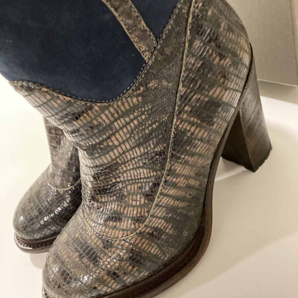 Ugg Leather And Suede Sexy Warm Unbelievably Comfortable Made In Italy.